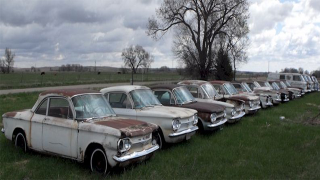Illustration for article titled Classic cars of a huge Nebraskan junkyard get a second chance at life